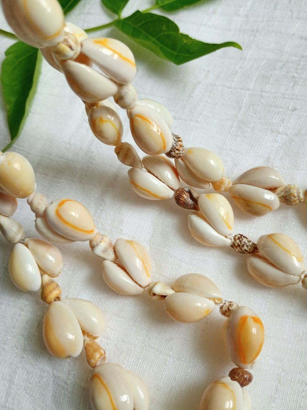 🏵️ FESTIVAL FASHION 🏵️ VTG 1970s chunky Hawaiian style Cowrie Lei, Boho